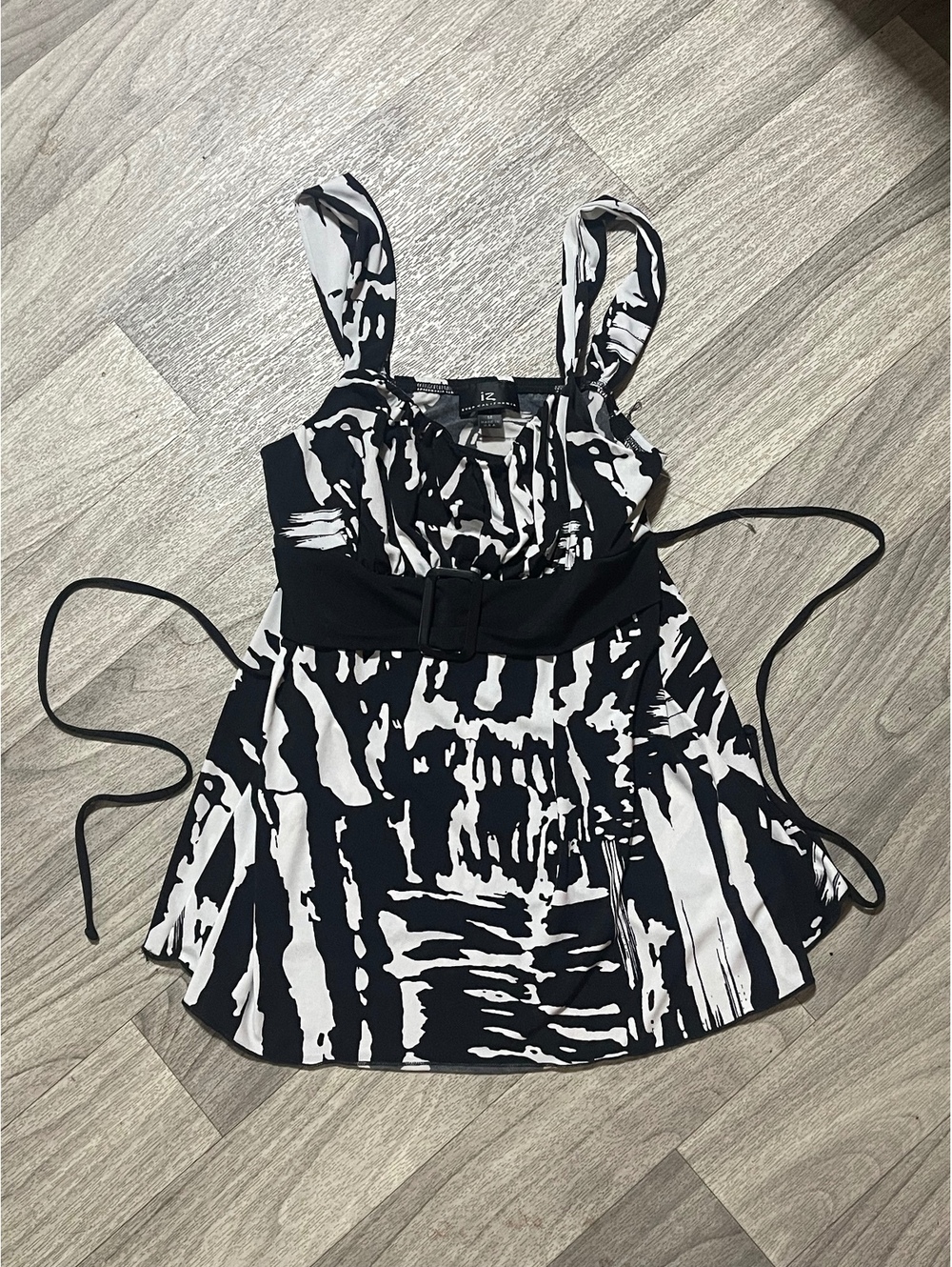 Y2K iZ Byer California Black & White Abstract Print Belted Top, Size Medium